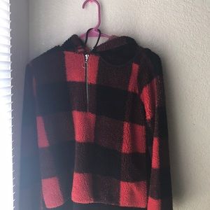 Furry sweater black and red